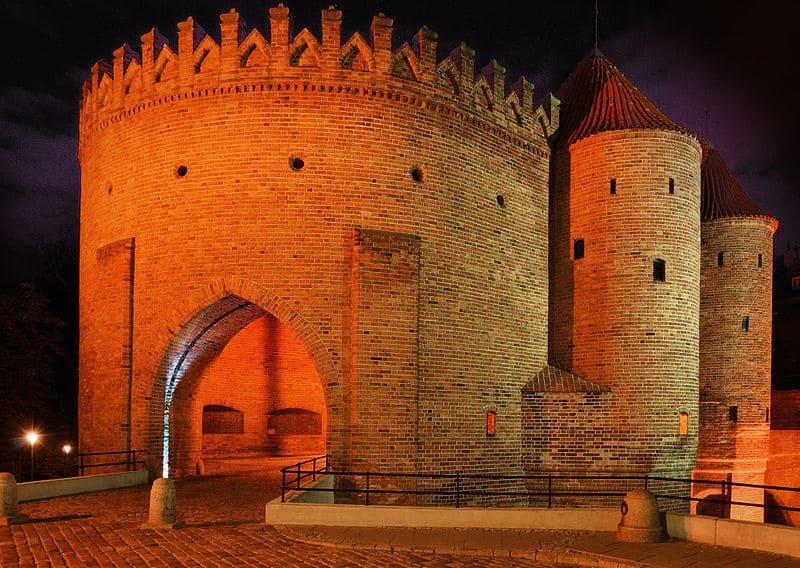 Barbakan et remparts de Varsovie : Les fortifications médiévales [Vieille Ville]