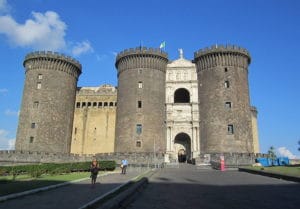 Chateau Castel Nuovo à Naples : Le Monstre angevin