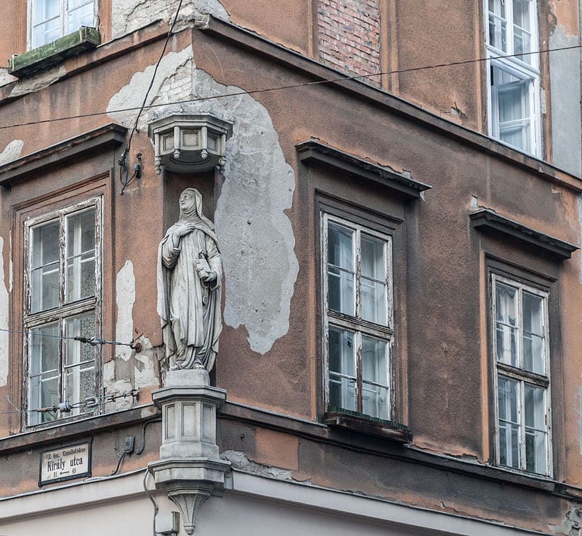 Statue religieuse au coin d'une rue de Budapest - Photo The Photographer