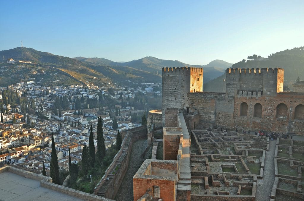 Chateau maure de l'Alhambra à Grenade en Andalousie.