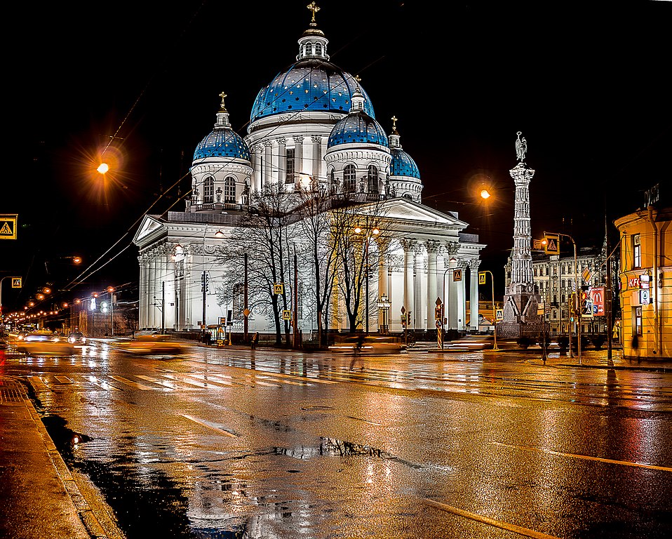 > Cathédrale de la Trinité (Saint-Pétersbourg) et colonne de la gloire - Photo d'Евгений Чернобук