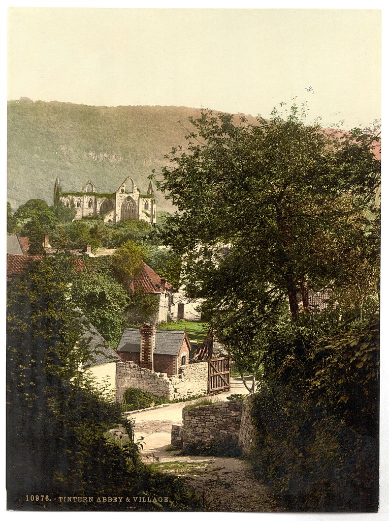 Lieux d'inspiration pour la création d'Harry Potter : Tintern Abbey et son village dans la forêt de Dean vers 1900.