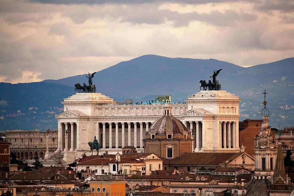 Monument à Victor Emmanuel II et autel à la patrie dominant Rome - Photo de Libera Latino