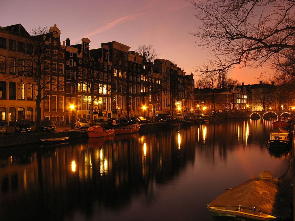 Canal Prisengracht au coucher du soleil dans le quartier des canaux d'or à Amsterdam - Photo d'Aforaseem