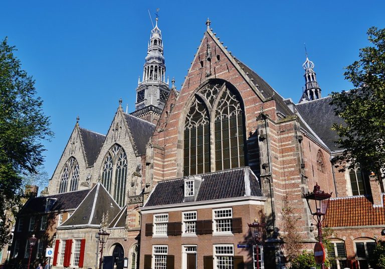 Oude Kerk dans le quartier rouge, la plus ancienne et la plus belle église d'Amsterdam - Photo de Zairon