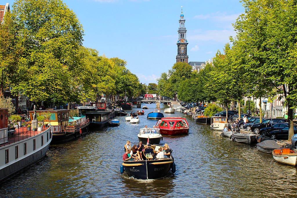 Nombreux bateaux sur le canal de Prinsengracht à Amsterdam - Photo de Juke Schweizer