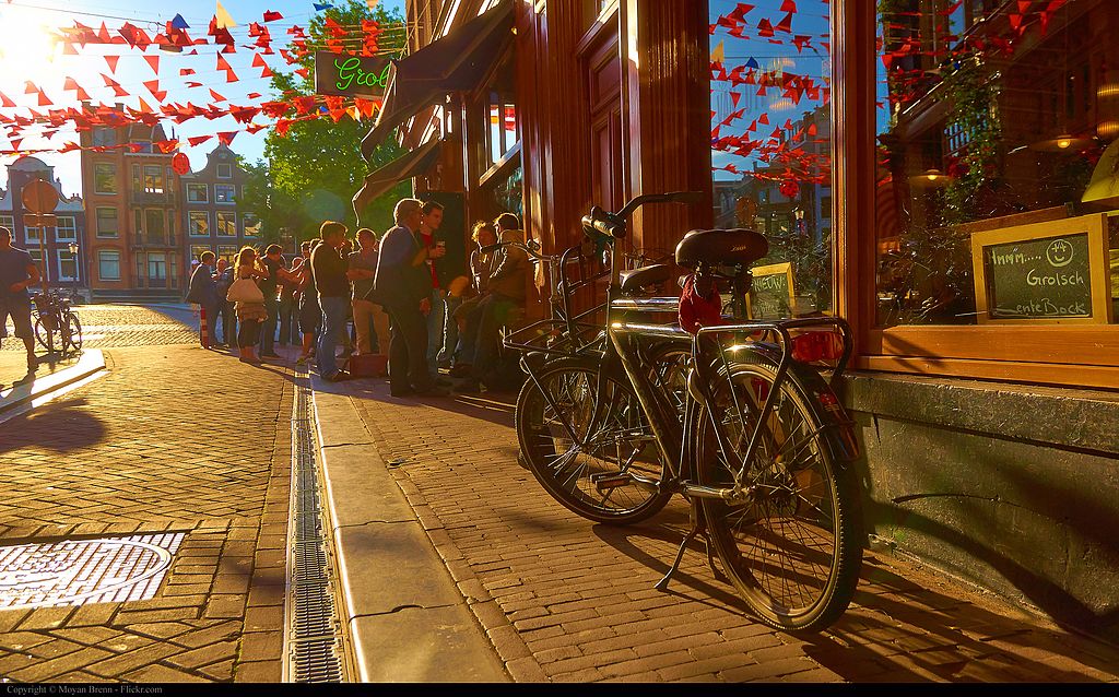 Quand venir à Amsterdam aux Pays-Bas ? Climat et météo à 7 jours. Photo d'une terrasse ensoleillée par Moyan Brenn.