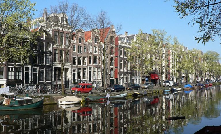 Belle journée de printemps au bord d'un canal à Amsterdam - Photo de Patrick Clenet