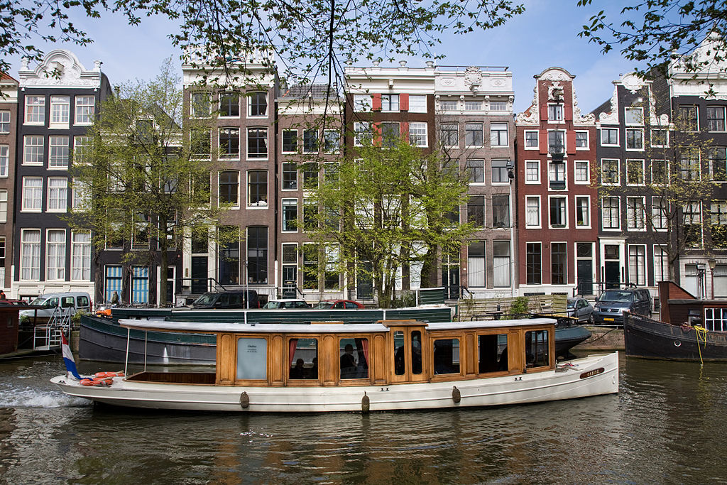 Passage d'un bateau sur un canal à Amsterdam - Photo de Jorge Royan