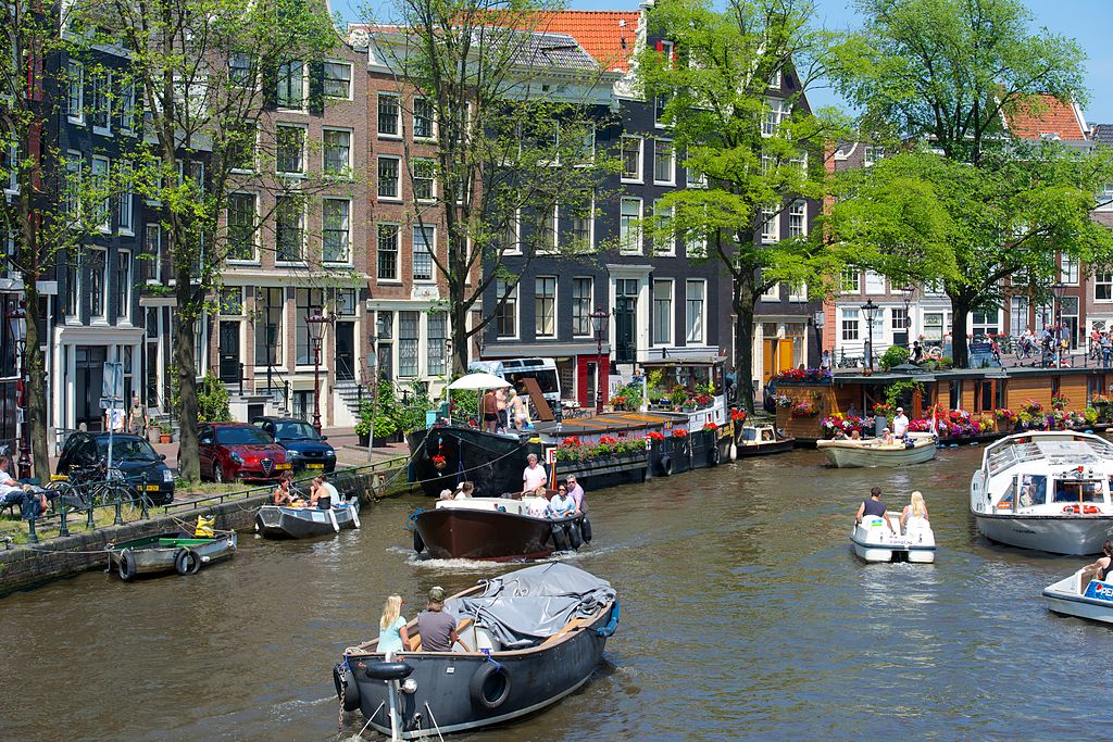 Nombreux bateaux sur un canal à Amsterdam - Photo de Kevinmcgill