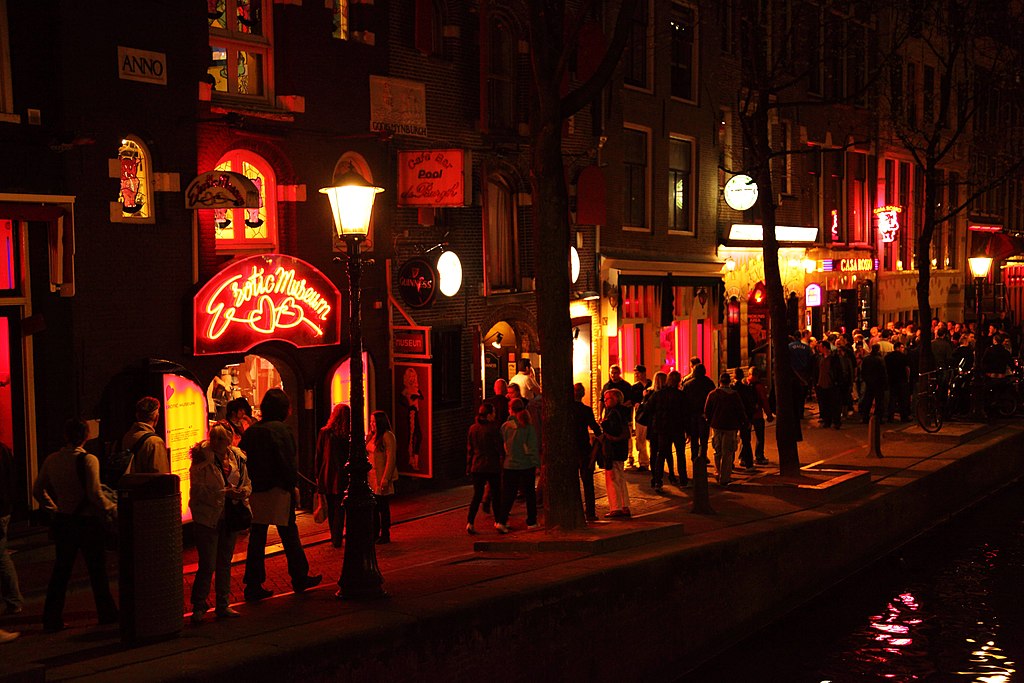 Dans le quartier rouge d'Amsterdam à la nuit tombée.