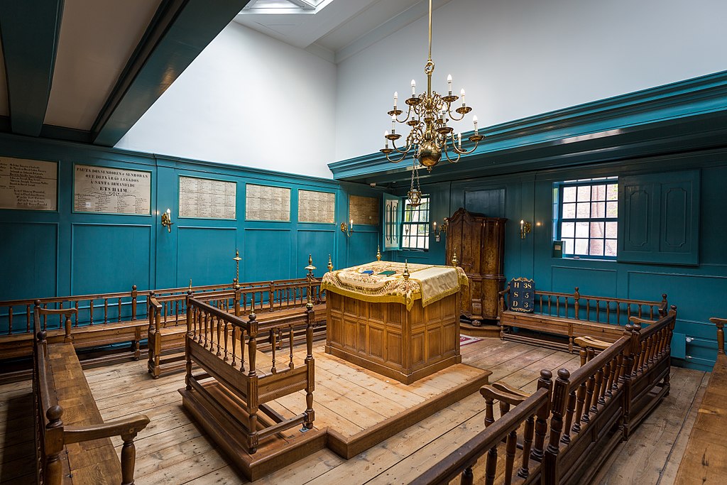 Intérieur de la synagogue portugaise dans le quartier de Waterlooplein à Amsterdam. Photo de Davidh820