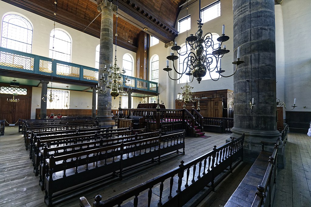 Intérieur de la synagogue portugaise dans le quartier de Waterlooplein à Amsterdam. Photo de Txllxt-TxllxT