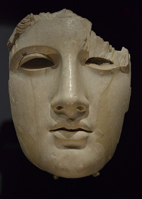 Antiquité du musée national romain : Masque d'Apollon en ivoire  au Palazzo Massimo alle Terme à Rome. Photo de Carole Raddato