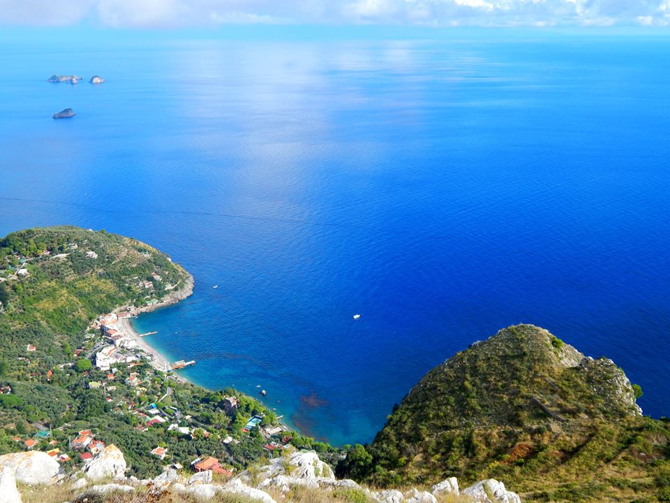 Vue sur la zone maritime protégée autour de Positano. Photo d'Empatica