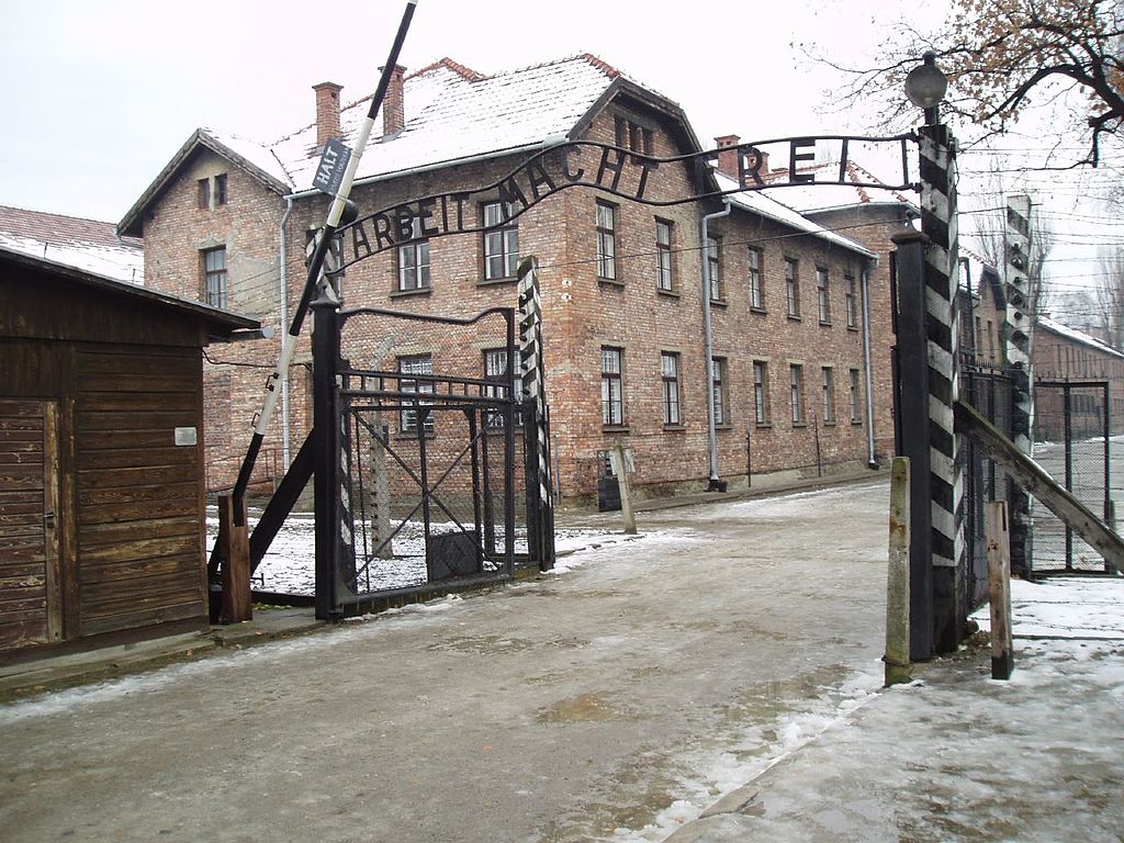 Entrée du camp nazi d'Auschwitz à 1 heure de Cracovie - Photo de Chickunkrispy