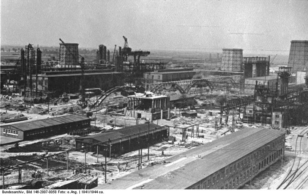 Usine IG-Farbenwerke en construction à Auschwitz : Primo Lévi y travaillera en tant que chimiste.