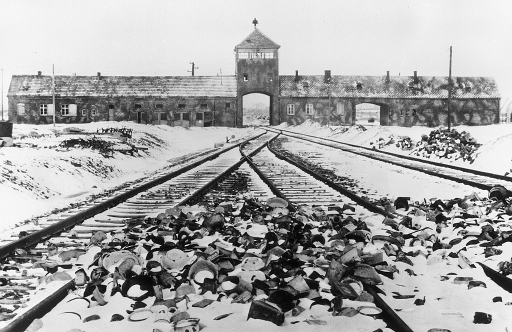 L'entrée au camp d'Auschwitz Birkenau à la libération du camp. Photo de Stanislaw Mucha