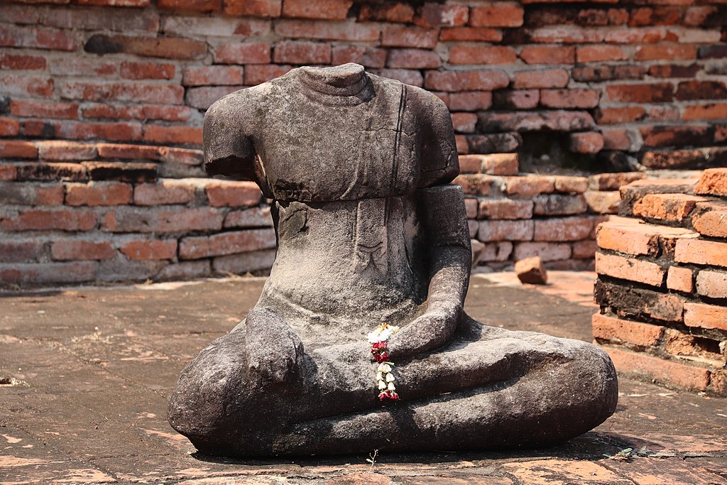 Statue de Bouddha décapité à Ayutthaya en Thaïlande. Photo de Gary Todd.
