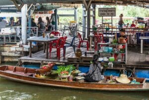 Marchés flottants près de Bangkok en Thaïlande