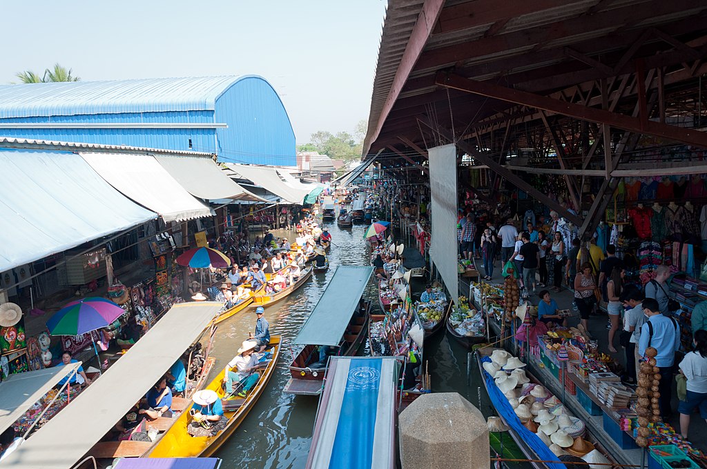 Marché flottant de Damnoen Saduak Floating Market‎ près de Bangkok. Photo de hijirin - Licence ccby 3.0