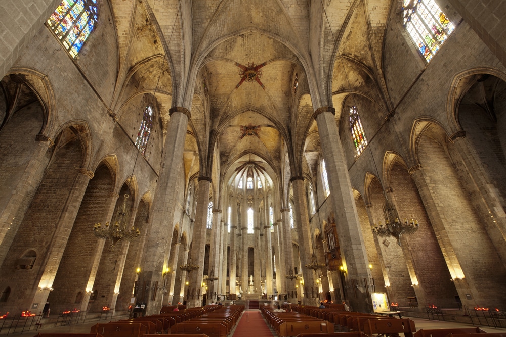 A l'intérieur de l'église Santa Maria del Mar à Barcelone.