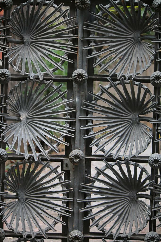 Porte en fer forgée d'inspiration botanique à la Casa Vicens de Barcelone - Photo de FrDr - Licence ccbysa 4.0