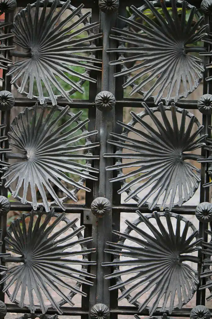 Porte en fer forgée d'inspiration botanique à la Casa Vicens de Barcelone - Photo de FrDr - Licence ccbysa 4.0