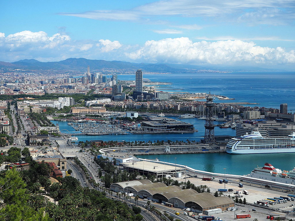 Vue sur le littoral et l'ancien port de Barcelone depuis la colline de Montjuic. Photo de Terea Grau Ros