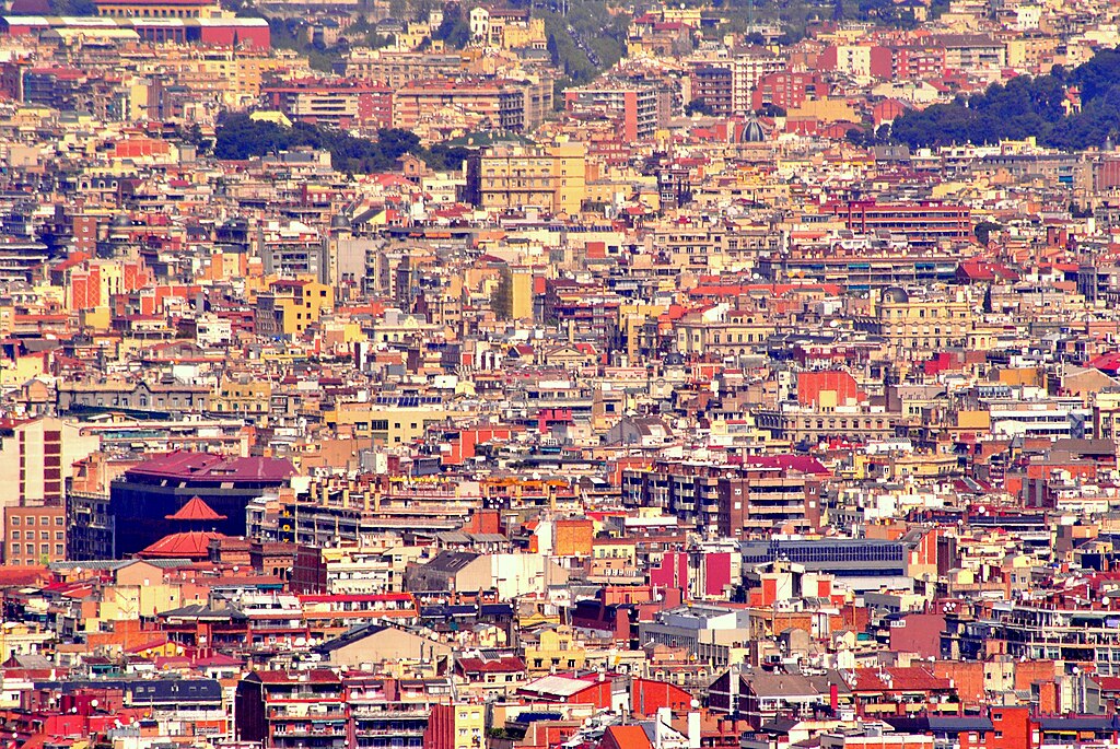 Vue sur les toits de Barcelone depuis la colline de Montjuic. Photo de Valeria Dios.