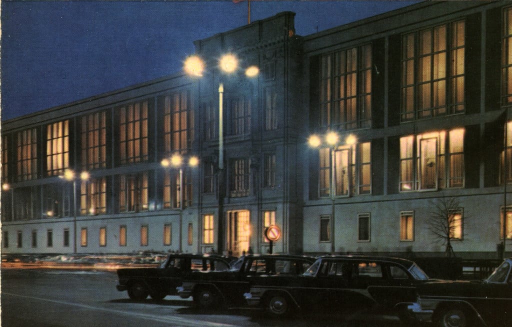 Voici un bâtiment rassurant dans Berlin-est à la tombée de la nuit.