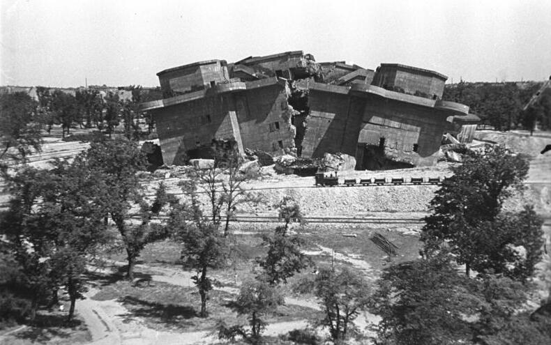 Bunker et bientôt colline du Volkspark de Friedrichshain à Berlin en 1949.