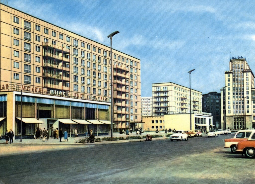 Carte postale représentant la Karl Marx Allee à Berlin dans les années 1960/1970.