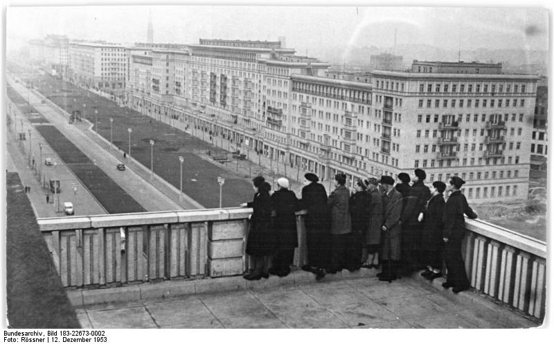 Karl Marx Allee en 1953, l’avenue des privilégiés de la Nomemklatura est allemande.