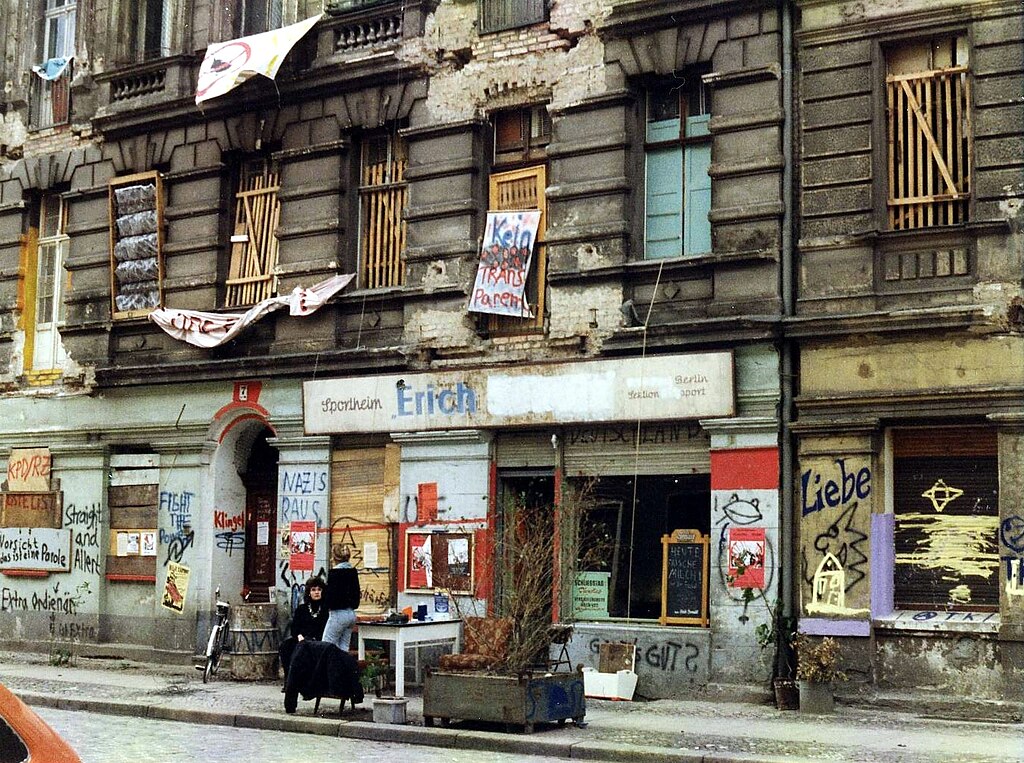 Squat dans le quartier de Friedrichshain à Berlin en 1990. Photo de Renate Hildebrandt