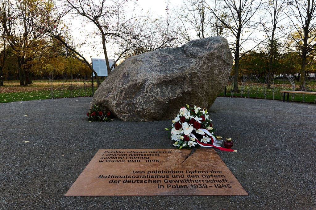 Pierre commémorative à Berlin en hommage aux 2 millions de civils polonais non juifs massacrés par les Allemands entre 1939 et 1945. Photo de Leonhard Lenz.