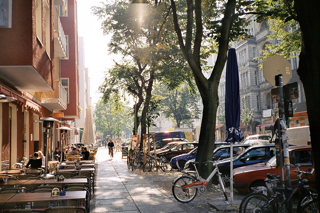 Simon-Dach-Straße l'été dans le quartier de Berlin-Friedrichshain.