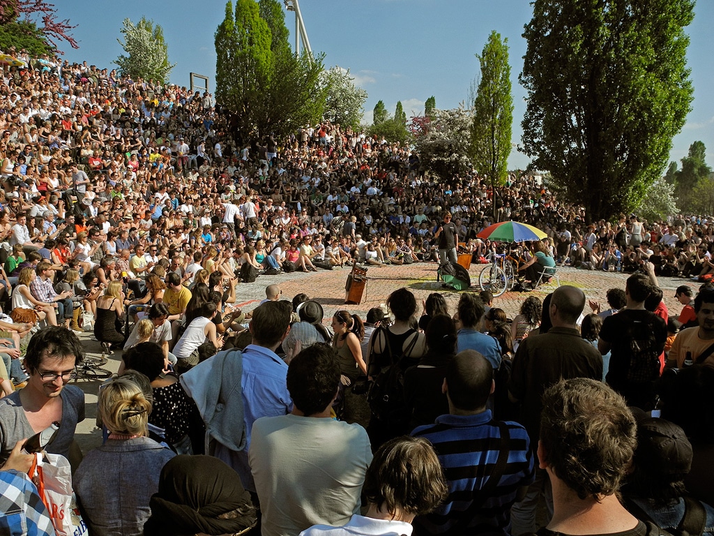 Insolite : Karaoké au Mauerpark à Berlin par une belle journée ensoleillée - Photo de Alexander Puell