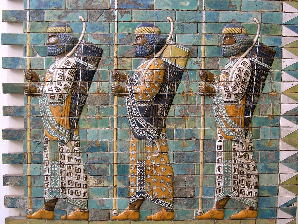 Guerriers perses de la porte d’Ishtar au Pergamon museum, île aux musées de Berlin – Photo de Mshamma.