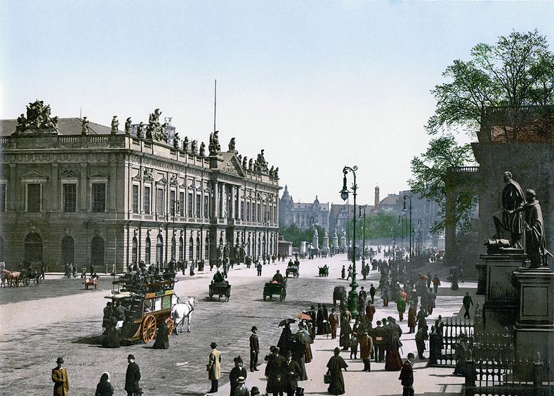 La fameuse avenue Unter den Linden du centre historique de Berlin (ici en 1900) : De la Porte de Brandebourg à l'ïle au musée dans le quartier de Mitte à Berlin.