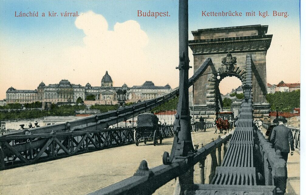 Palais de Budavar au bout du pont des chaines à Budapest en 1900.