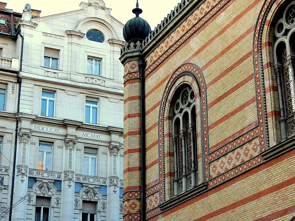 Grande Synagogue sur fond d'immeubles classiques de Budapest 7 - Photo de Xorge