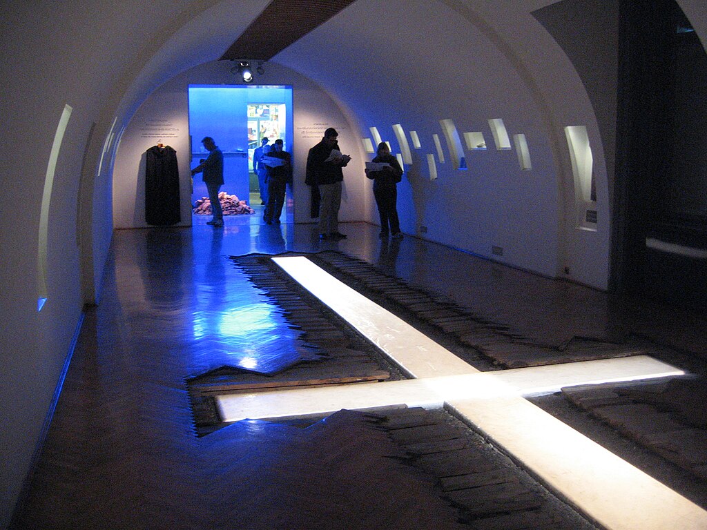 Dans une salle d'exposition de la Maison de le terreur consacrée aux répressions religieuses en Hongrie. Photo de n1207.