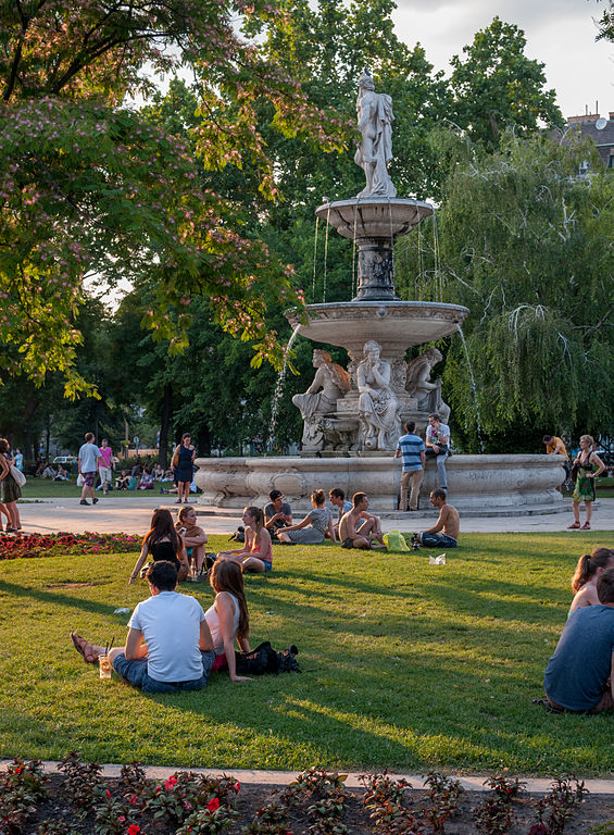 Place d'Erzsébet tér dans le quartier de Lipotvaros - Photo de Wilfredor