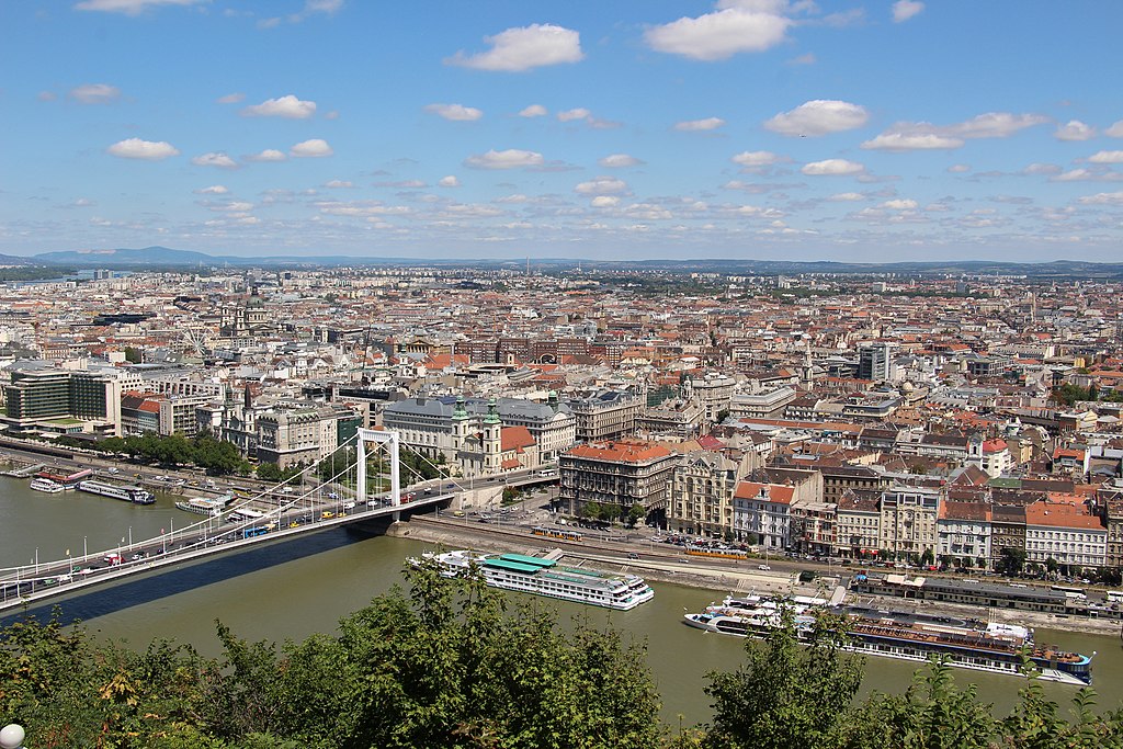 Quartiers de Budapest : Vue depuis le mont Gellert sur Pest et le pont Elisabeth. Photo de Fred Romero