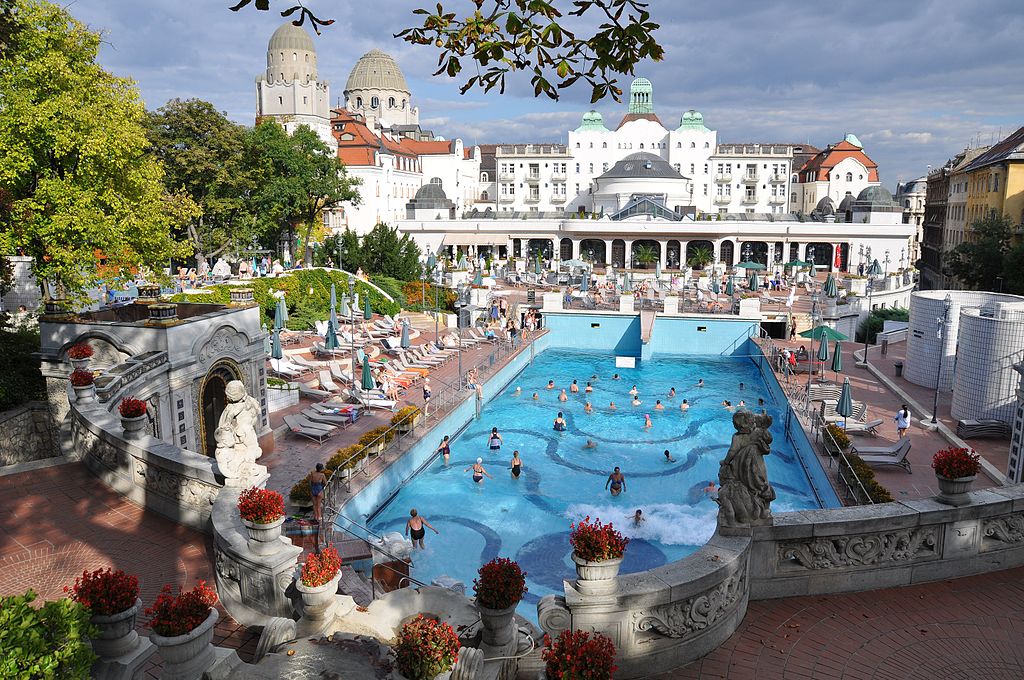 Piscine exterieur des thermes Gellert dans le quartier de Taban à Budapest - Photo de Christo