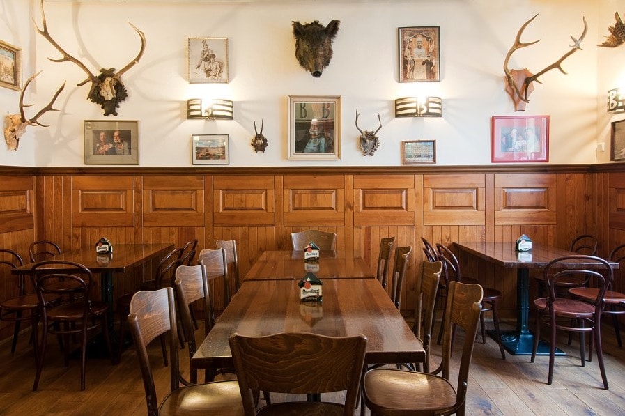 Ambiance austro-hongroise fin du 19e dans la brasserie U Bansethů à Prague.