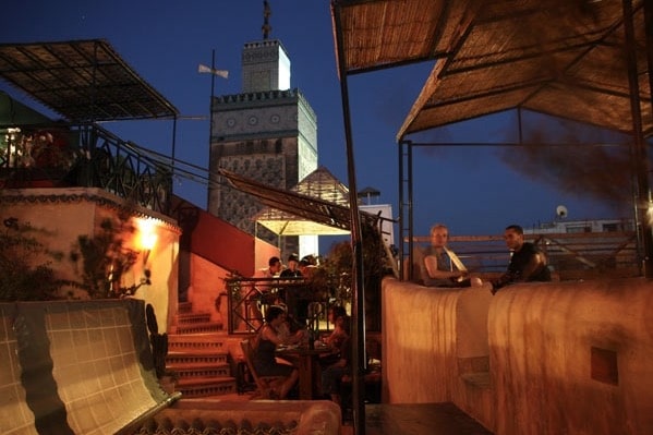 Vue unique depuis le café Clock sur la medersa Bou Inania, une des splendeurs architecturales de la médina de Fès.