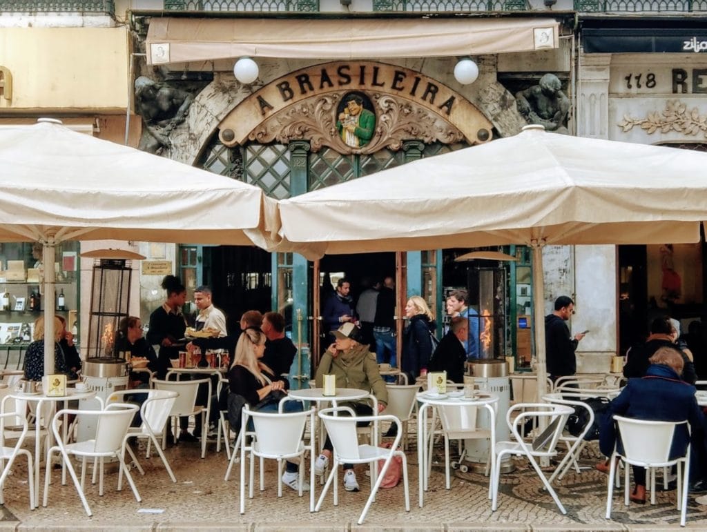 Café A Brasileira, café historique de Lisbonne et lieu d'observation de Pessoa. 