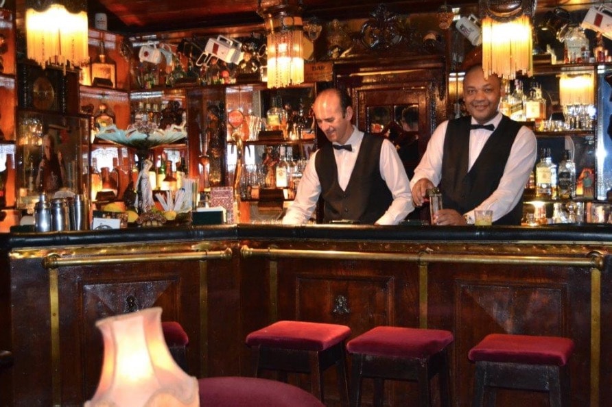 Un bar élégant et cosy excentré au nord-ouest de Lisbonne. Un bar élégant et cosy excentré au nord-ouest de Lisbonne.
